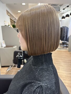 ジエクト ヴィシア(The Ect VIXIA) ハイトーンボブ　切りっぱなし　ミルクティーカラー　ボブ女子