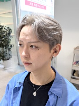 ノラ ウメダ(NORA UMEDA) 韓国ヘア シルバーグレージュ×フェザーショート
