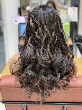 クアトログランシュ ひたちなか店(QUATRO×GranCieux) セレブ界の巻き髪美人