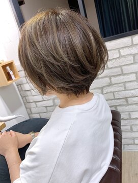 アヴァロン(AVALON) 30、40代にオススメ☆イルミナカラー×極細ハイライトショート