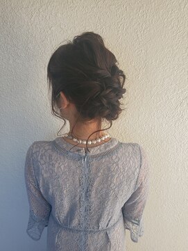 パリスパート2 トップ 高く ツイスト 編み込み ゆるふわ シニヨン ヘアアレンジ