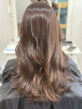 スナリー(Snaly) ベージュカラー/巻きアレンジ/透明感抜群