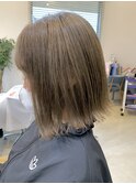 ベージュカラー×切りっぱなしボブ/外ハネ