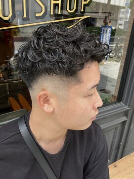 フォーコーナーズ(Four Corners) ショートハーパー／スキンフェード／メンズパーマ／刈り上げ