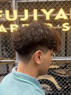 フジヤマ バーバー ショップ(FUJIYAMA BARBER SHOP) テーパーフェード／パーマスタイル