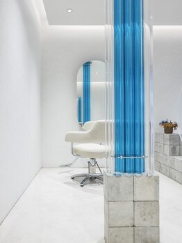 海辺のリゾートホテルの様な癒し空間で、一人一人を丁寧におもてなし。心満たされる贅沢なひとときを。