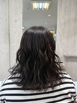 パーマ風スタイリングで重めスタイルもおしゃれ見え