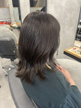 クラン 岡本(Chlan) ダークトーンのくびれミディ×大人レイヤー