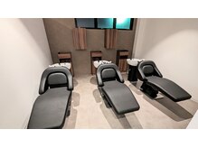 イロン(iroN)の雰囲気（後頭部に支えがありフラットで首に負荷がかからないシャンプー台）