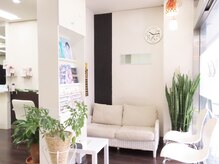 ヘアープレイスネクスト(hair place next)の雰囲気(太陽の光が入る落ち着ける待合スペース)