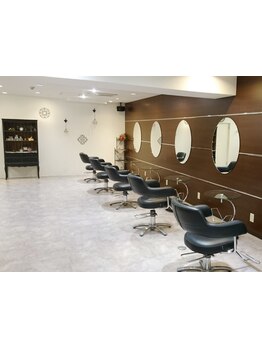 日常の喧騒から隔離された寛ぎスペース...地下1階の隠れ家サロンで、ゆったりとした癒しの時間を体験できる