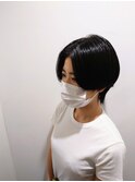 ショート　黒髪　センターパート