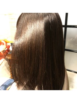 ギリア(Gillia) 艶髪ダークブラウンヘア