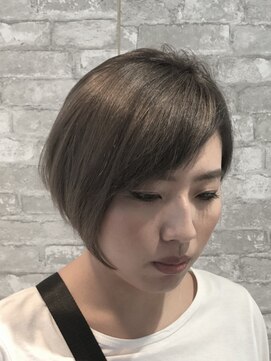 マニス(manis) 大人可愛い前下がりひし形ショートプラチナアッシュ20代30代