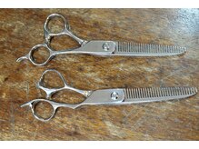 アサヒ(ASAHi)の雰囲気（生え癖矯正〈トキカタ〉の特殊なハサミ型の櫛）