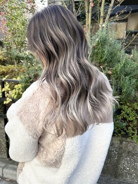 ヌエン 渋谷(NU/EN) 秋のトレンド！外国人風エアタッチバレイヤージュとホワイトヘア