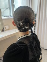 ミラ(Mila) ツヤ感タイトシニヨン*ベロアリボン