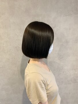 エルモナ(Elmona) ダークグレージュ×ツヤボブ