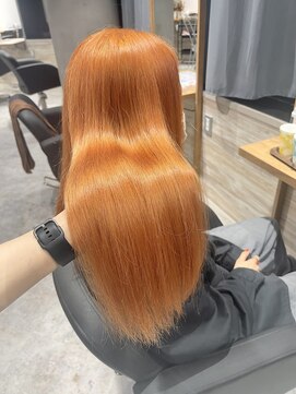 リーオオサカ(Lee Osaka) 【カット＋ブリーチ】ロング×柔らかオレンジ/新出奈津樹