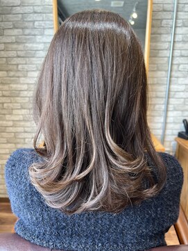 アンドブルー(and BLUE) 艶ベージュの大人バウンシーカール