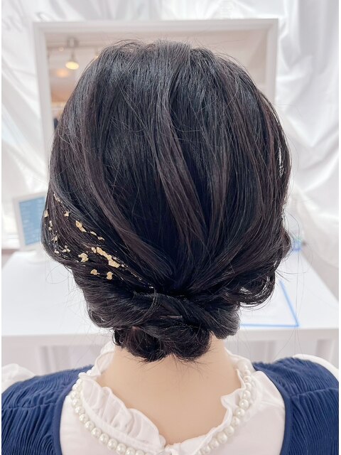 ダークトーンのヘアでも動きが出せる！ざっくりスジのアップヘア