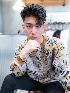 イオ 本厚木(io) 波巻きスパイラルパーマハイライト七三刈り上げ