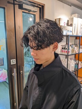 コワファーストナガサキシャンプーボーイ(COIFF1RST NAGASAKI SHAMPOO BOY) センターパート×波巻きスパイラルパーマ