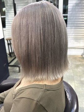 イリ 梅田(ili) ハイライトカラーミルクティーベージュレイヤーカット