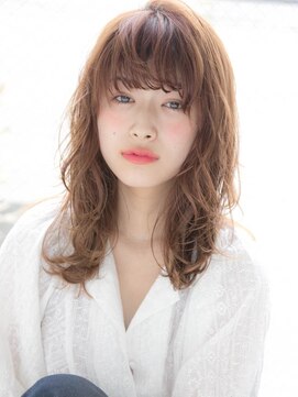 ルティア(Lutia) ミルクティーベージュ 巻き髪でガーリースタイル