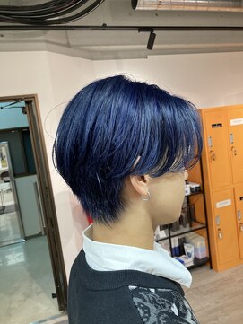 コワファーストナガサキシャンプーボーイ(COIFF1RST NAGASAKI SHAMPOO BOY) ブリーチ1回 ネイビーブルー センターパート