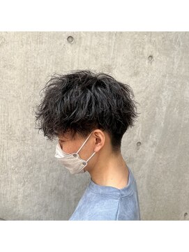 ウノプリールヴァモス(unopulir Vamos) ツイストスパイラル刈り上げメンズ髪型ラフパーマ