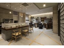 ボンドホンダ(BOND HONDA)の雰囲気（カフェのような待合と、広々とした各席の調光でゆったりな空間。）