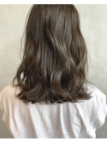 キチ(kichi.)&nbsp;[kichi.] ミディアムヘア×カーキベージュ