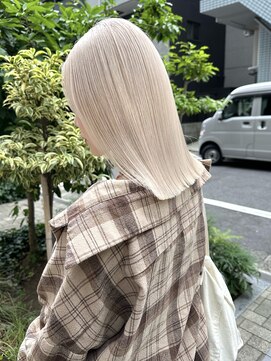 夏のトレンドミルキーホワイトベージュと大人の切りっぱなしボブ