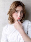 ウルフミディアムレイヤー小顔金髪ミルクティーブロンド30代Te1