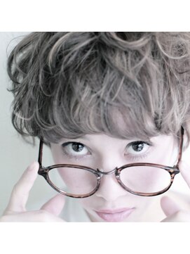 ベル 銀座並木通り店(Belle) 外国人風　プラチナシルバー 　〔Belle銀座〕