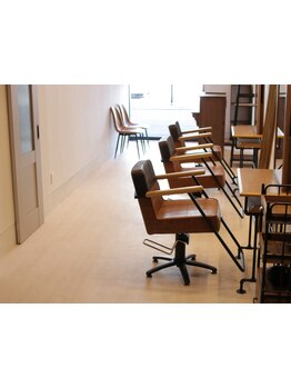 こじんまりした店内は落ち着ける空間。フルフラットシャンプーでの癒しの時間は至福のひと時。