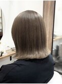 寒色系ベージュ×ぱつっとボブ