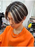 11361黒髪ハイライトメッシュ刈り上げショートセンターパート
