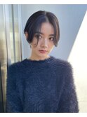 丸みショート前下がりセンターパートハンサムくびれショート