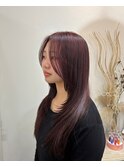 レイヤーカットに艶のあるカシスレッド