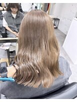 リア(riah) ダブルカラーミルクティーベージュレイヤーカット韓国ヘア