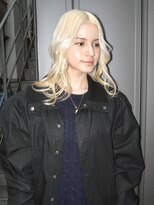 ココ 原宿(KOKO) レイヤーカット抜きっぱなしブロンドぱっつん前髪イメチェン