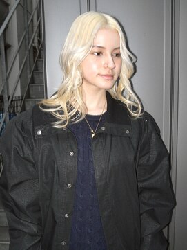 ココ 原宿(KOKO) レイヤーカット抜きっぱなしブロンドぱっつん前髪イメチェン