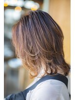 コモド(COMODO)&nbsp;根本がプリンになりにくいグラデーションカラーミディウルフ