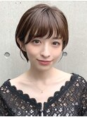 後れ毛のアクセントがポイント　大人丸みショート