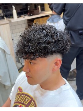グルーマーズトウキョウ(GROOMER/S TOKYO) スペインカール　スキンフェード　メンズパーマ　海外風