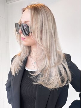 シオン(shion) くすみベージュ透明感カラーウルフレイヤーロング_ba485011