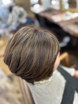 アート(art) 細めハイライトで動きのあるショートヘア