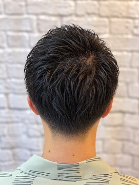 グレイスフルバーバー 新宿パークタワー店 新宿理容室でメンズ束感アップバングxソフトテーパーフェード